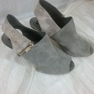 Women's Smokey grey two-toned heels.